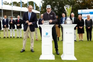 The Complete Corporate Golf Tournament Planning Guide (2026) 4 Winning team receiving awards at a corporate golf tournament.